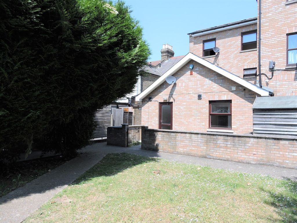 1 bed flat for sale in Kays Court, Nags Head Road, Enfield, Middlesex EN3, £180,000
