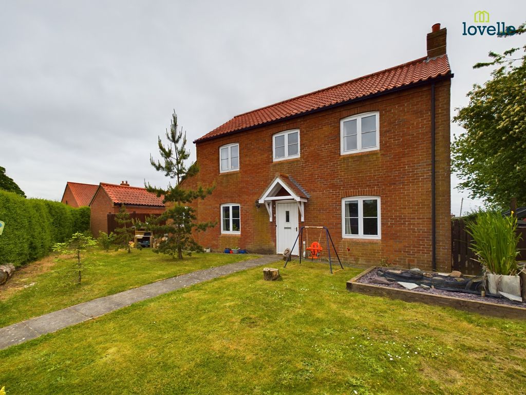 3 bed detached house for sale in Old Barn Court, Ludford LN8, £300,000