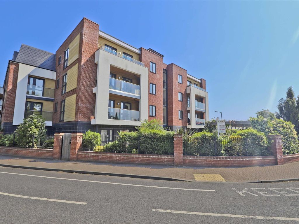 1 bed flat for sale in Moorfield Road, Denham, Uxbridge UB9, £275,000