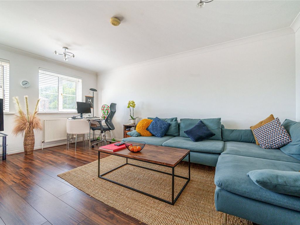 2 bed flat for sale in Alice Close, New Barnet, Barnet EN5, £315,000