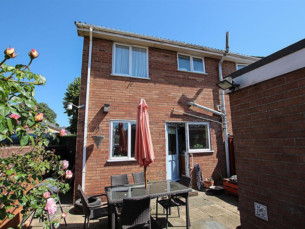 2 bed terraced house for sale in Vicarage Road, Newmarket CB8, £235,000