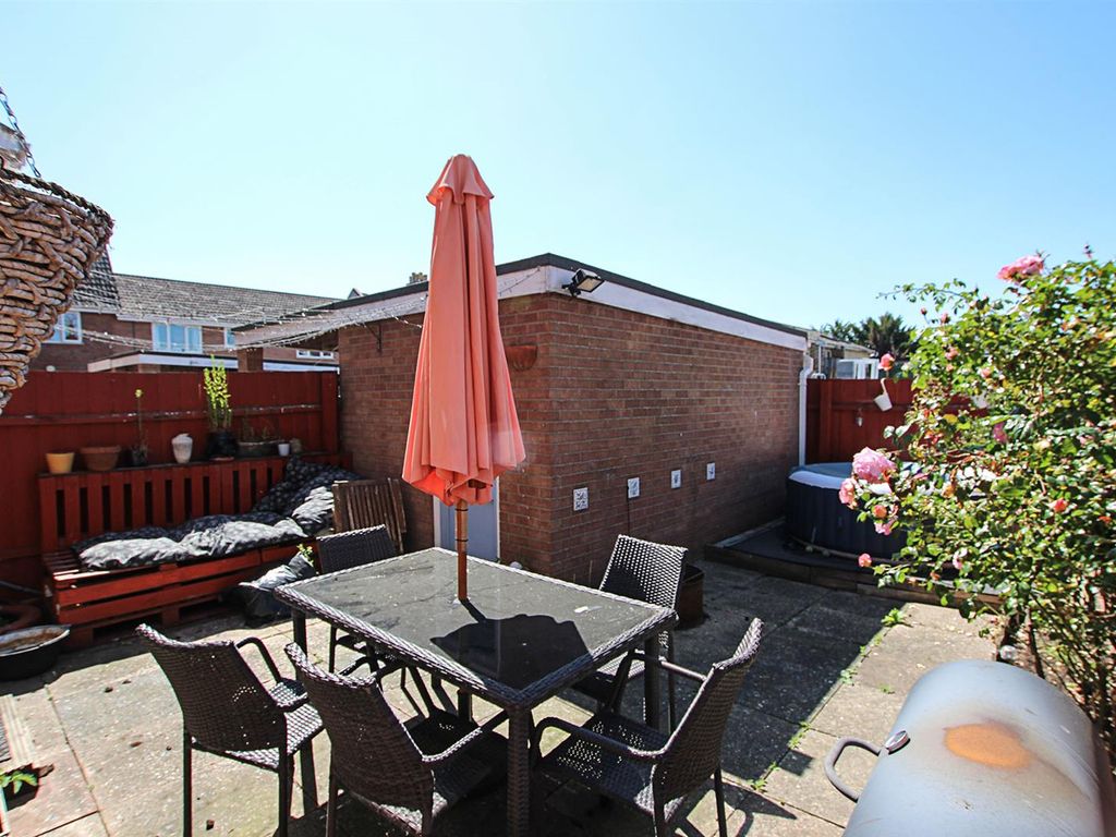 2 bed terraced house for sale in Vicarage Road, Newmarket CB8, £235,000