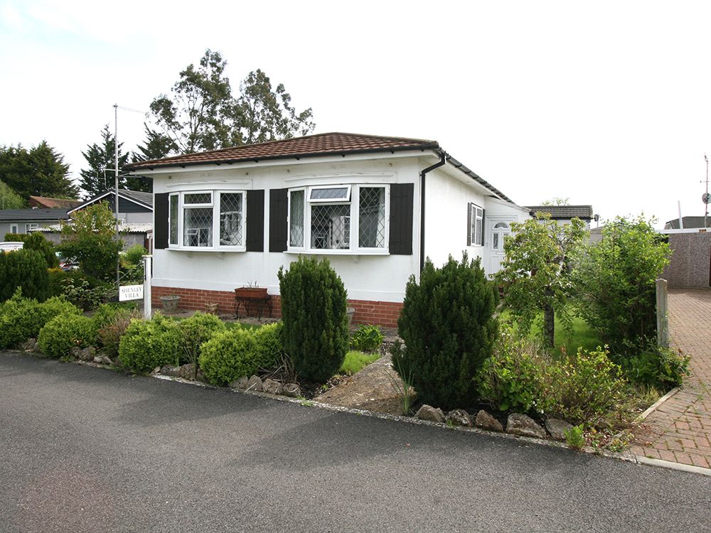 2 bed mobile/park home for sale in Bletchenden Roadshenley Corner, Headcorn TN27, £159,995