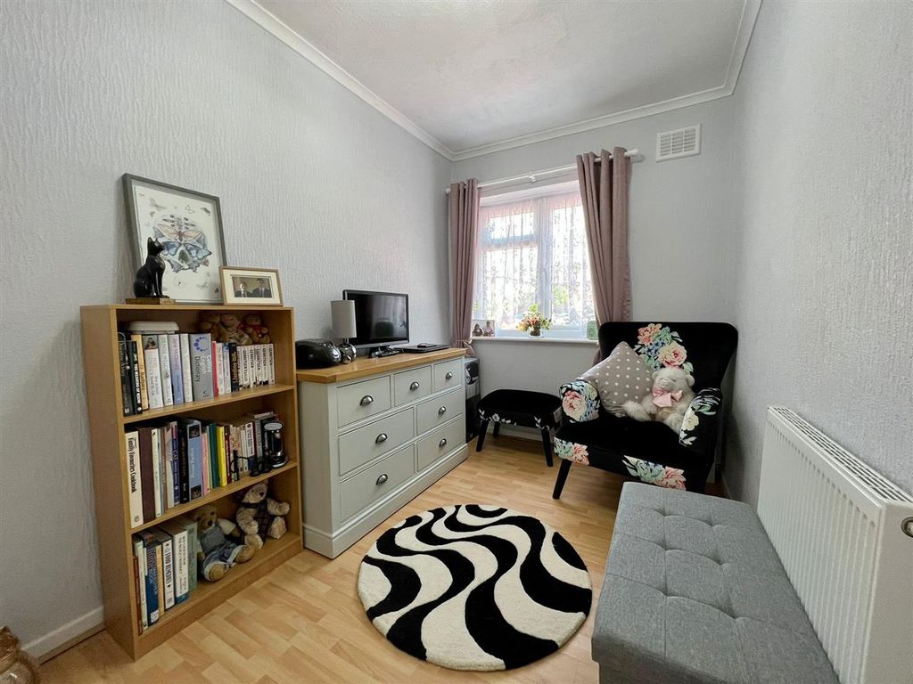 2 bed maisonette for sale in Gayhurst Drive, Yardley, Birmingham B25, £140,000