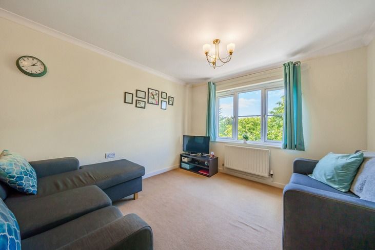 2 bed flat for sale in Hunters Court, Wokingham, Berkshire RG41, £112,500
