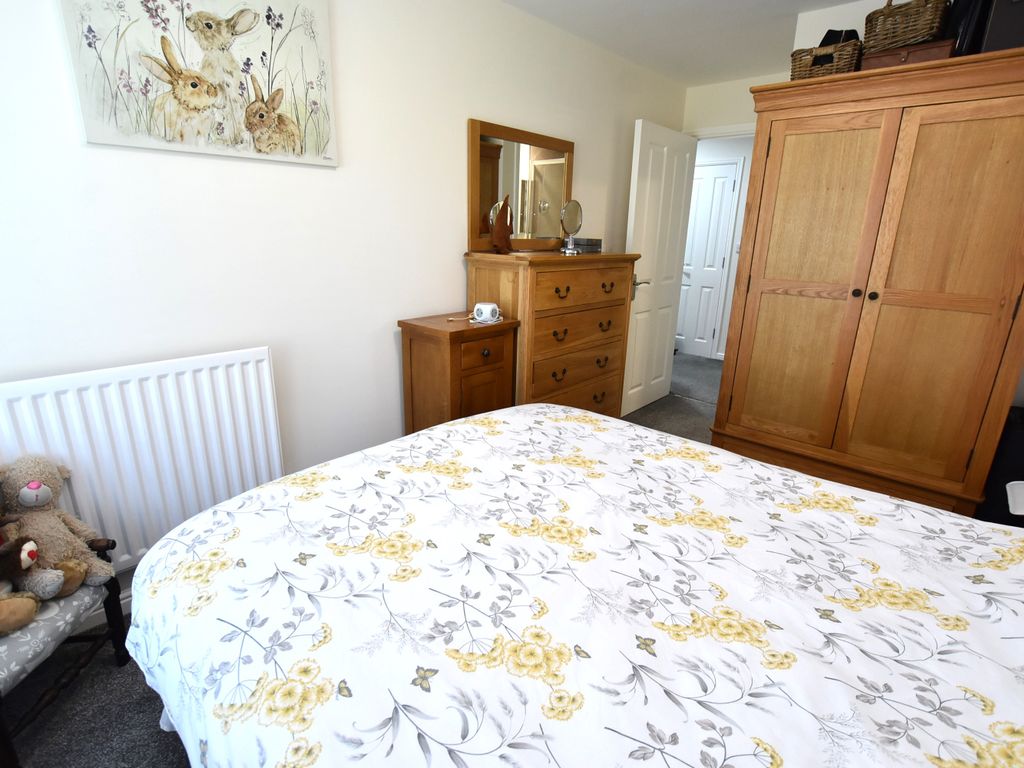 2 bed flat for sale in West Avenue, Penkhull ST4, £125,000