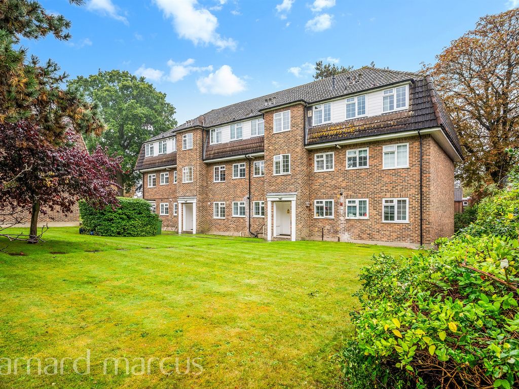 2 bed flat for sale in Alexandra Road, Epsom KT17, £300,000