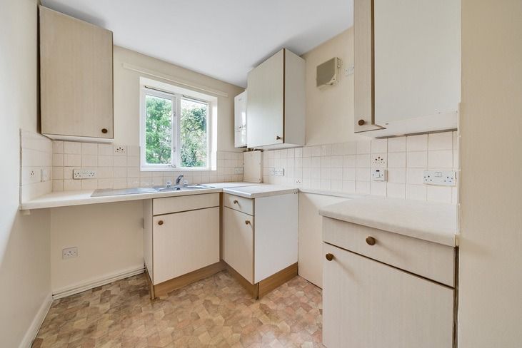 1 bed flat for sale in Cedars Road, Maidenhead, Berkshire SL6, £110,000