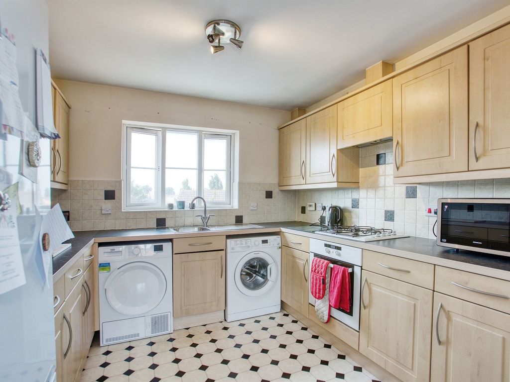2 bed flat for sale in Dore Close, Yeovil BA21, £140,000