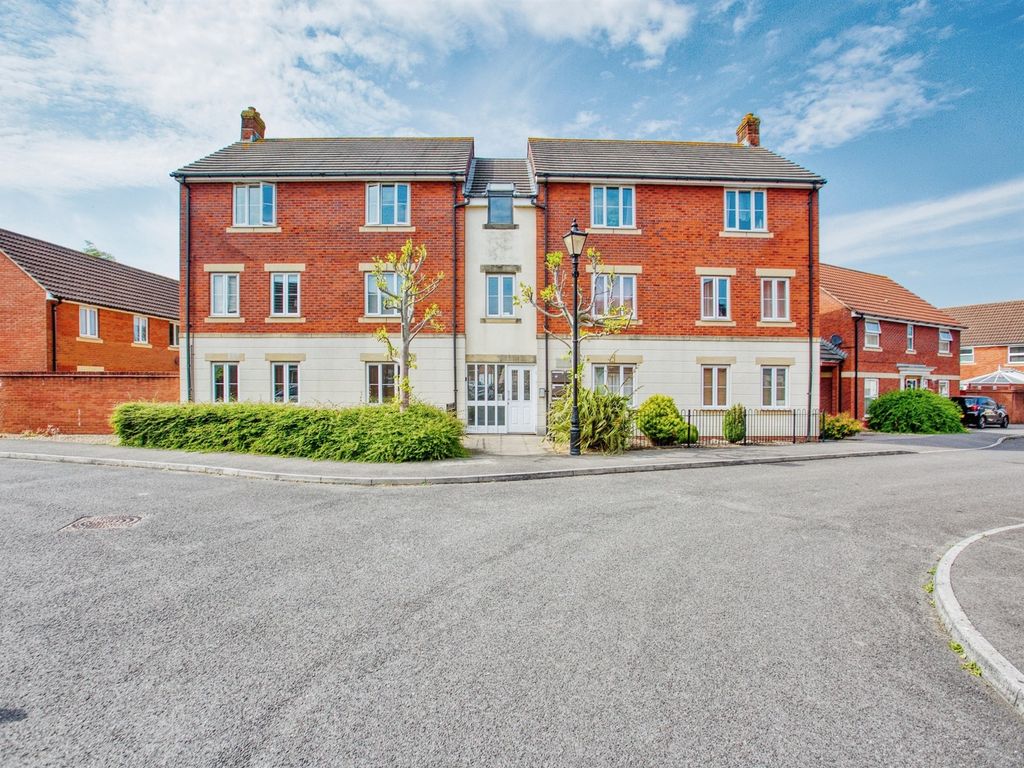 2 bed flat for sale in Dore Close, Yeovil BA21, £140,000