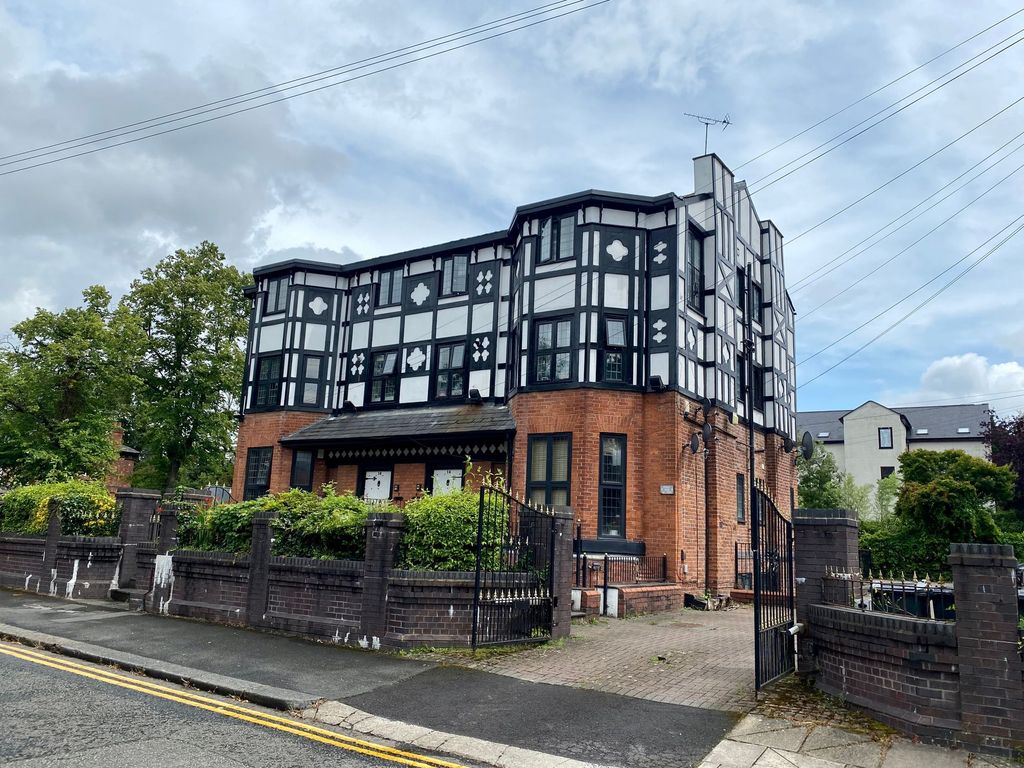 2 bed flat for sale in Ellesmere Park, Manchester M30, £185,000