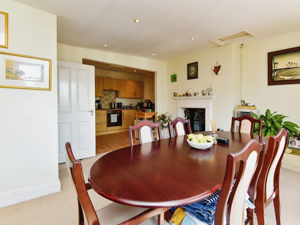 2 bed flat for sale in Market Place, Warminster BA12, £130,000
