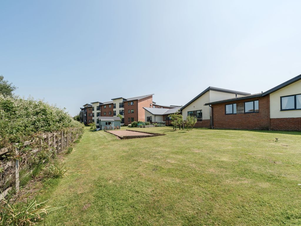 2 bed flat for sale in Marina Court, Tewkesbury GL20, £250,000