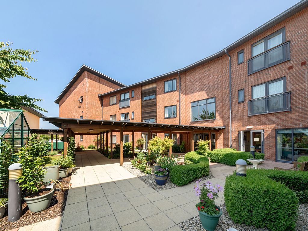 2 bed flat for sale in Marina Court, Tewkesbury GL20, £250,000