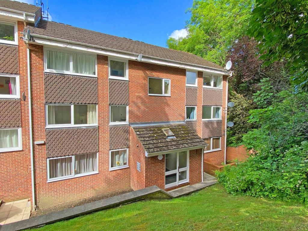 2 bed flat for sale in Coppice Beck Court, Harrogate HG1, £165,000
