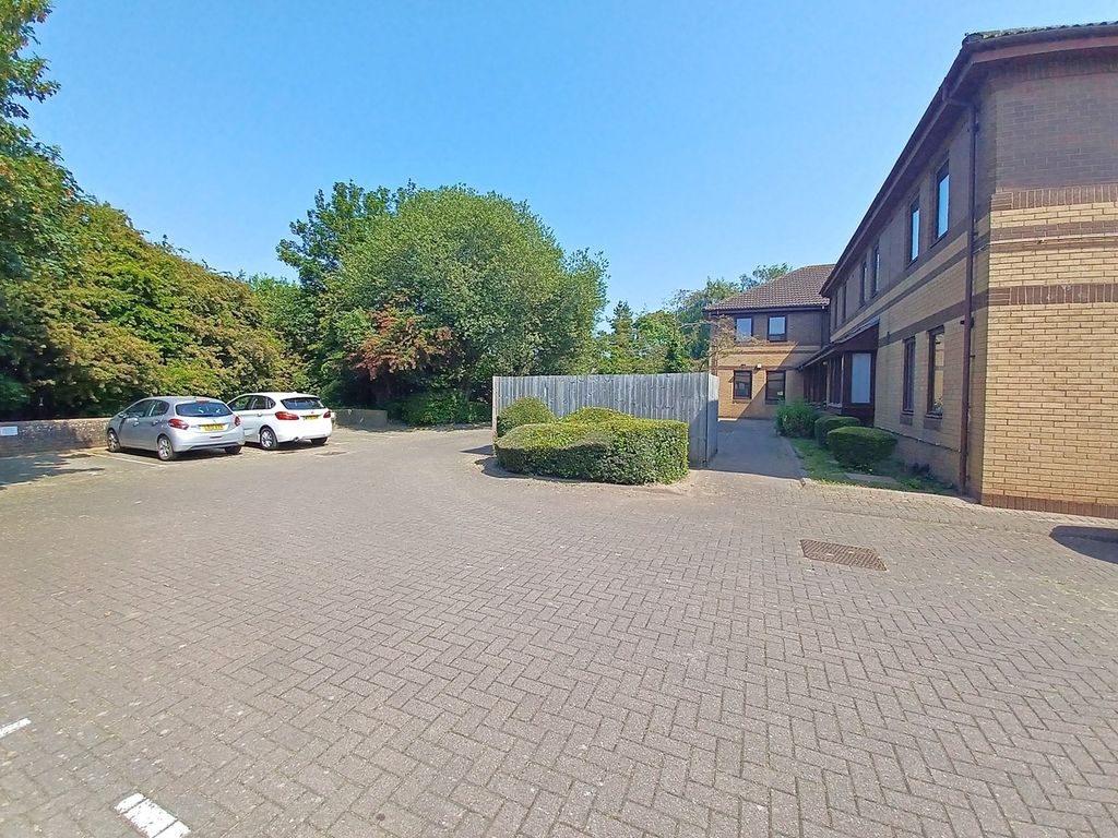 2 bed flat for sale in Midland Way, Thornbury, South Gloucestershire BS35, £180,000