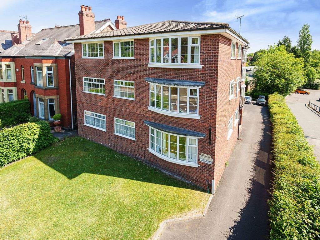 2 bed flat for sale in Chester Road, Macclesfield SK11, £169,500