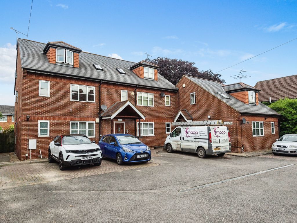 2 bed flat for sale in West Street, Dunstable LU6, £220,000