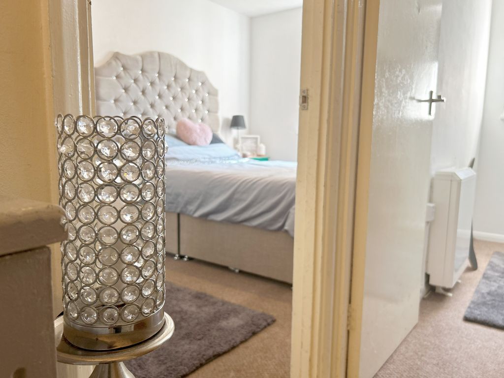 2 bed flat for sale in Lyndbourne Court, Benfleet SS7, £180,000