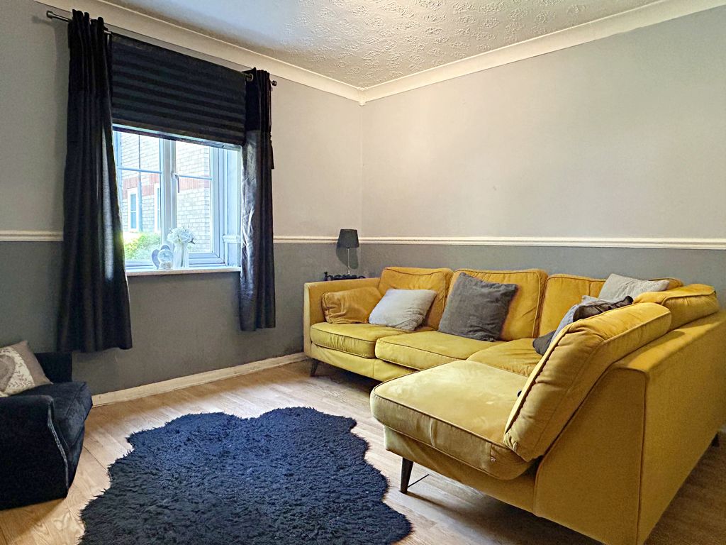 2 bed flat for sale in Lyndbourne Court, Benfleet SS7, £180,000