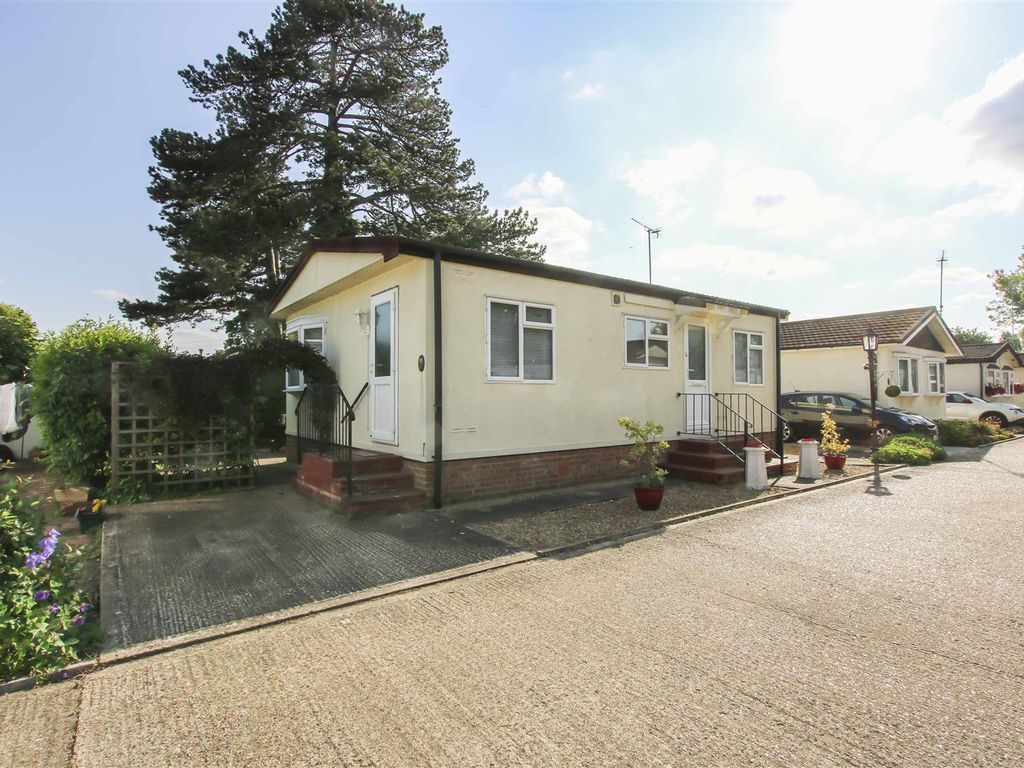 2 bed mobile/park home for sale in The Ridings, Willows Riverside Park, Windsor SL4, £155,000