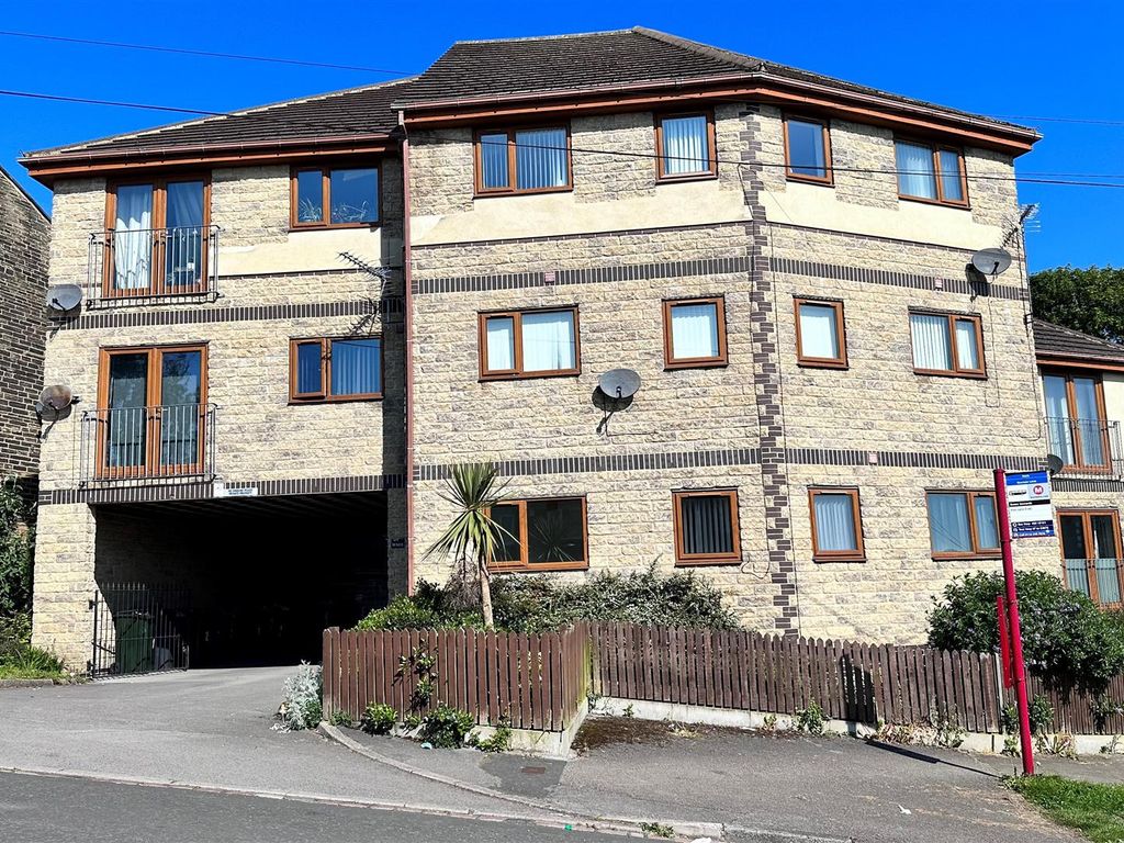 2 bed flat for sale in The Bank, Idle, Bradford BD10, £72,000