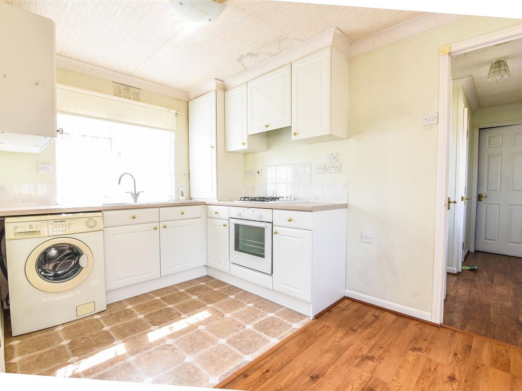 2 bed mobile/park home for sale in Dursley Road, Cambridge, Gloucester GL2, £104,500