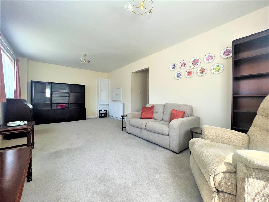 2 bed flat for sale in Linton Road, Hastings TN34, £239,950