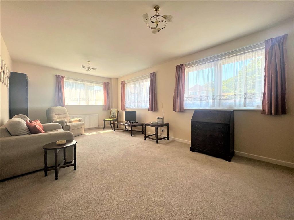 2 bed flat for sale in Linton Road, Hastings TN34, £239,950