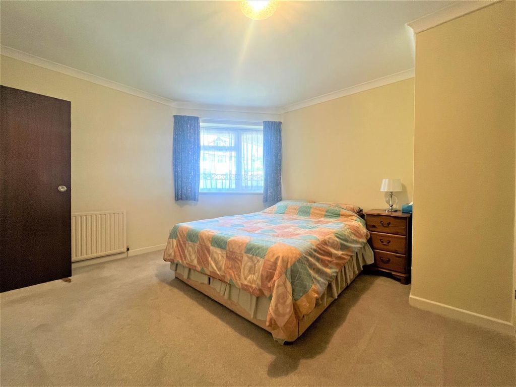 2 bed flat for sale in Linton Road, Hastings TN34, £239,950