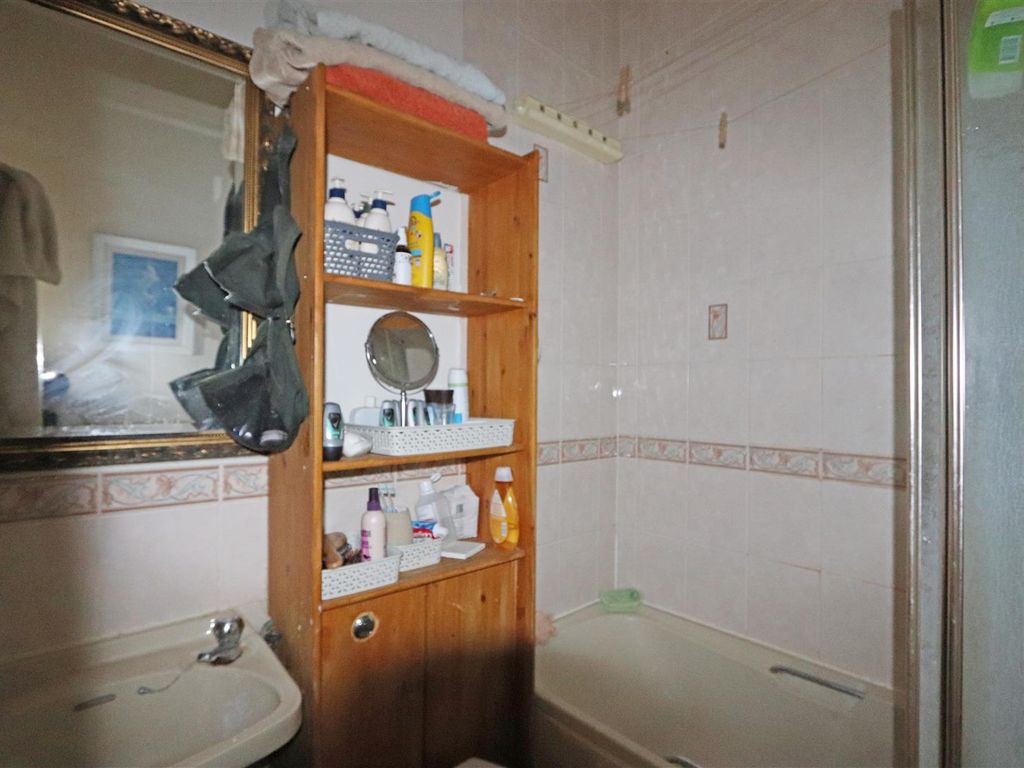 1 bed flat for sale in Kilworth Avenue, Southend-On-Sea SS1, £150,000