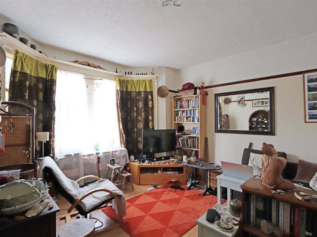 1 bed flat for sale in Kilworth Avenue, Southend-On-Sea SS1, £150,000