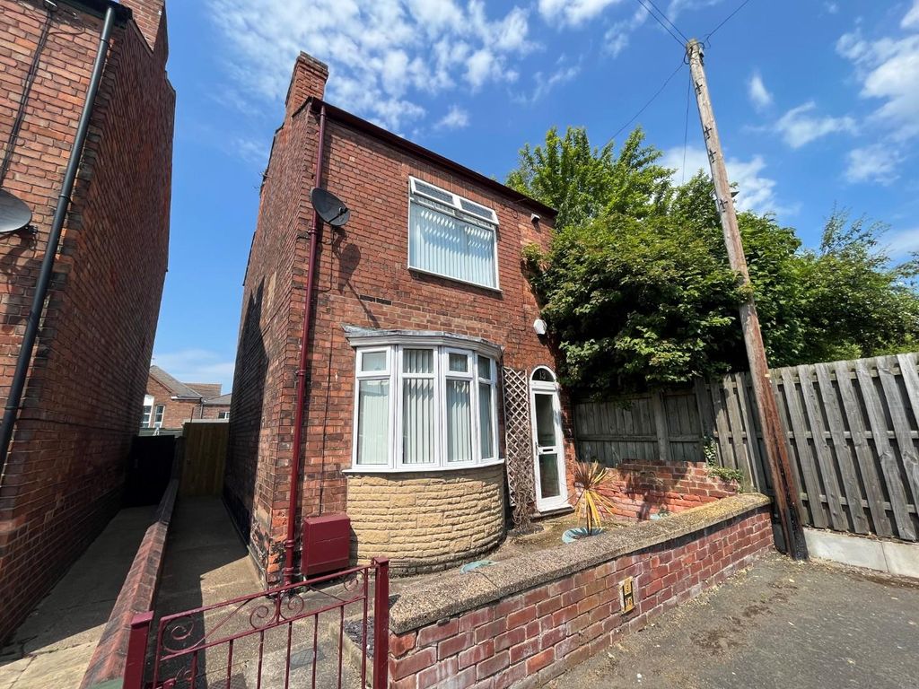 3 bed detached house for sale in Scott Street, Gainsborough DN21, £125,000