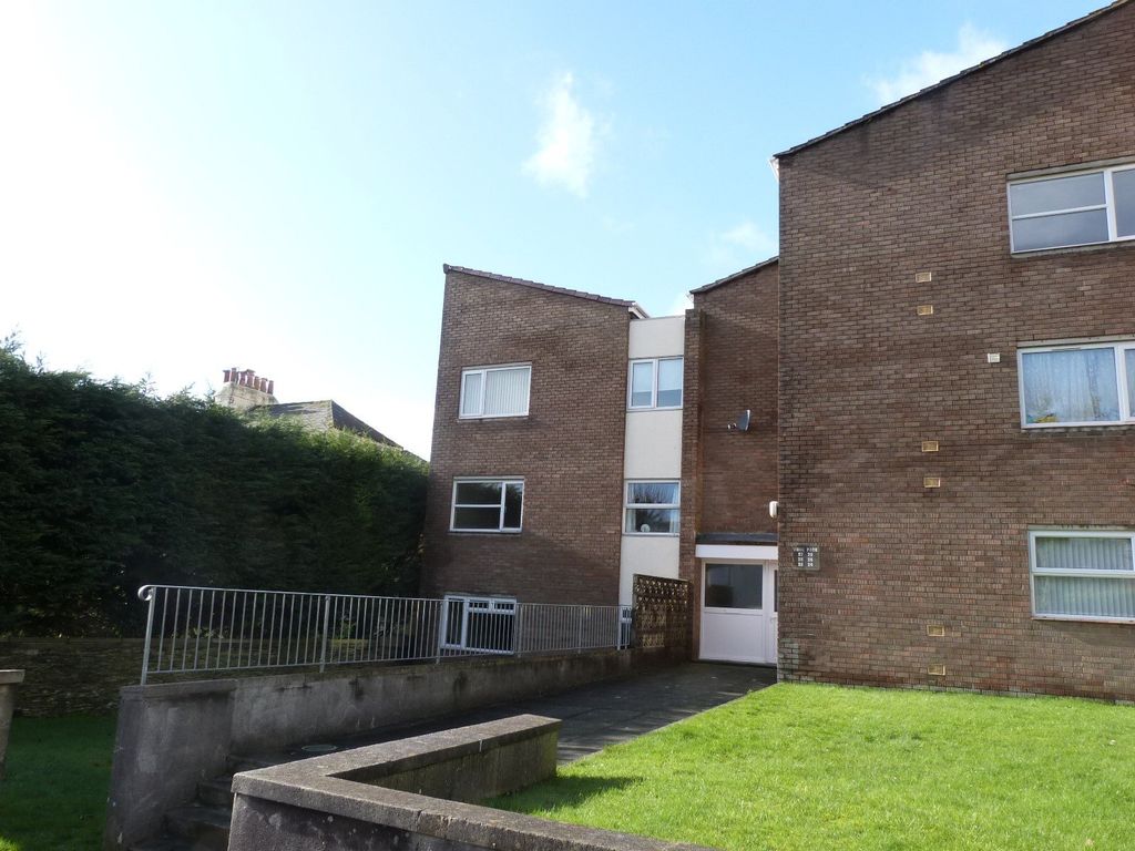 2 bed flat for sale in Home Park, Plymouth PL2, £130,000