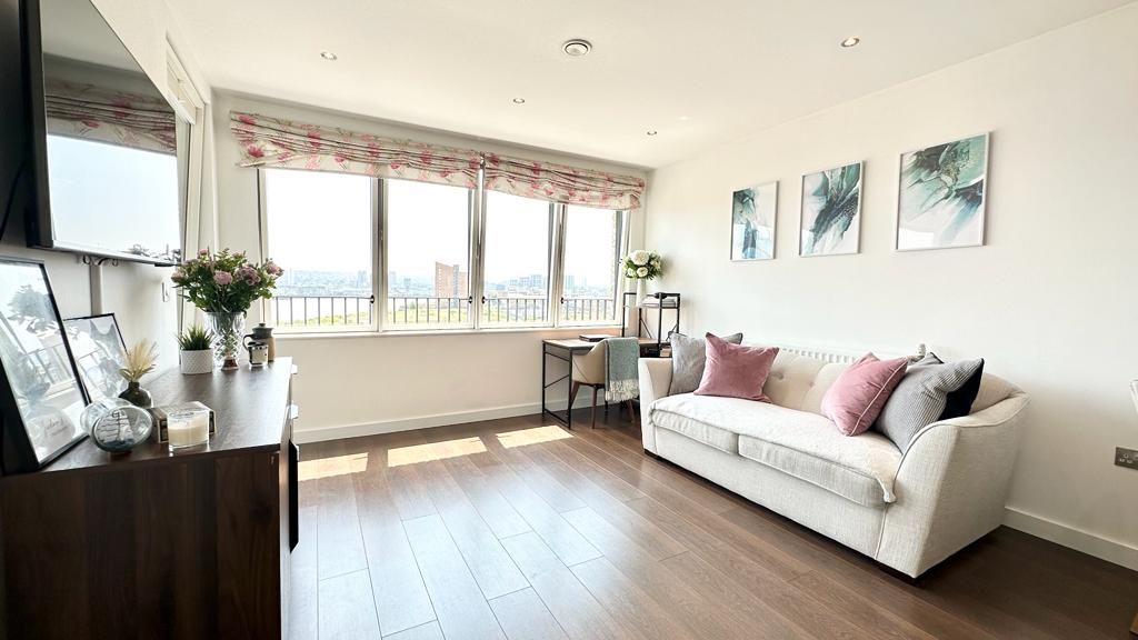 1 bed flat for sale in Morton Apartments, Lock Side Way, London E16, £325,000