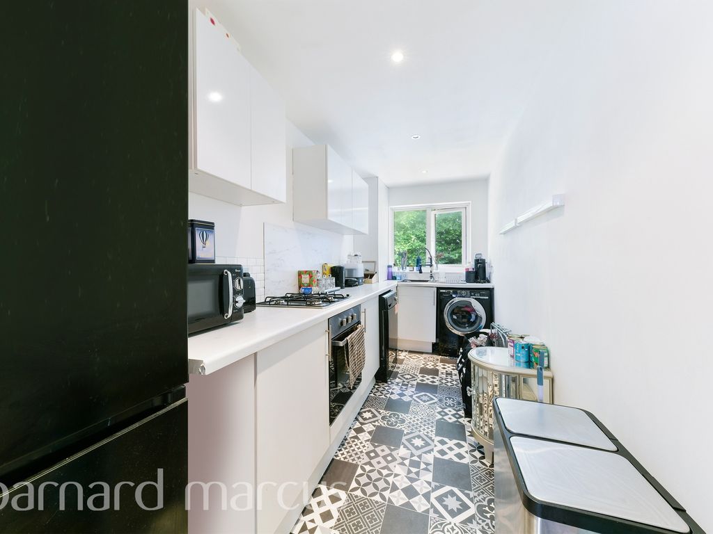 1 bed maisonette for sale in Sunkist Way, Wallington SM6, £240,000