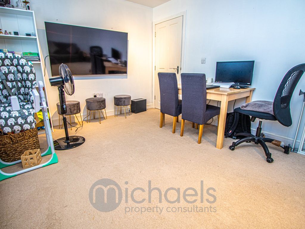 2 bed flat for sale in Wickham Crescent, Braintree CM7, £180,000