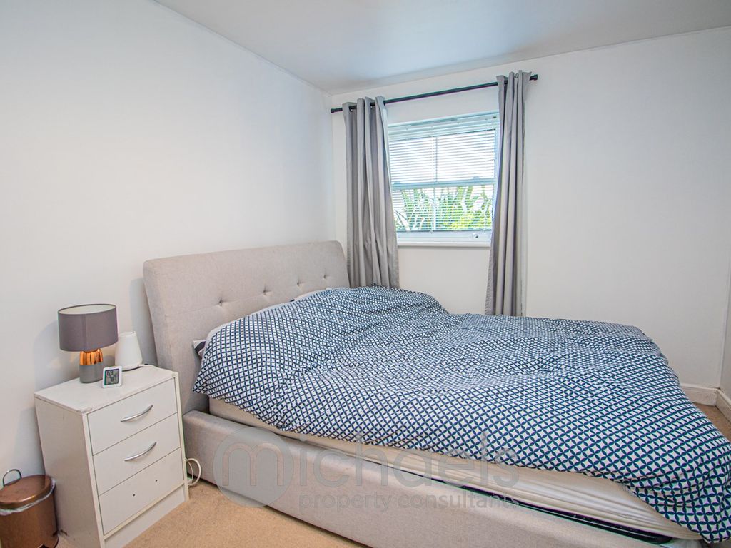 2 bed flat for sale in Wickham Crescent, Braintree CM7, £180,000