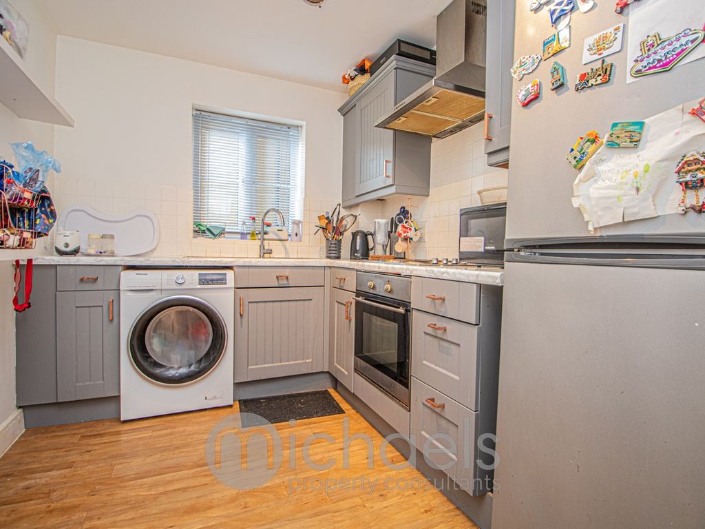 2 bed flat for sale in Wickham Crescent, Braintree CM7, £180,000