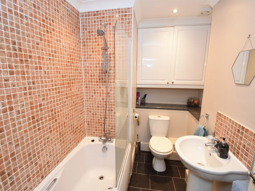2 bed flat for sale in Laburnum Grove, Beeston, Nottingham NG9, £160,000
