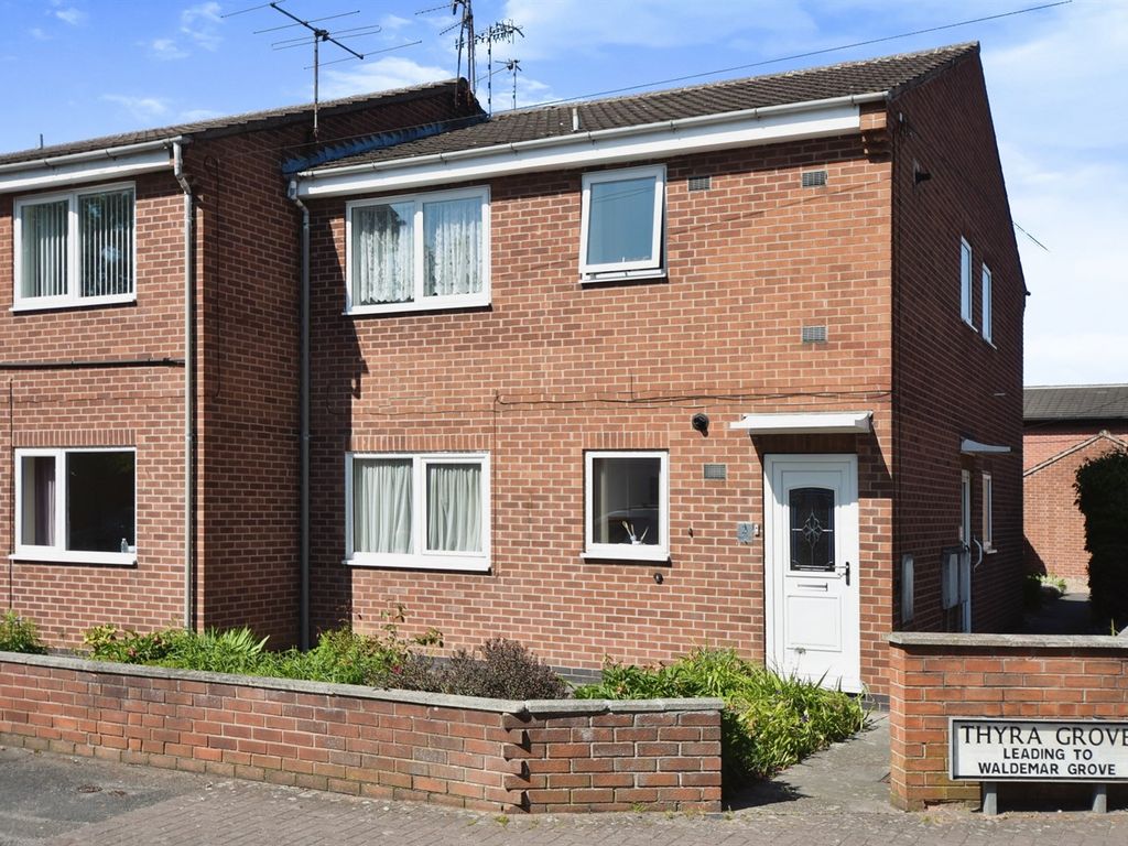 2 bed flat for sale in Magnus Court, Beeston NG9, £170,000
