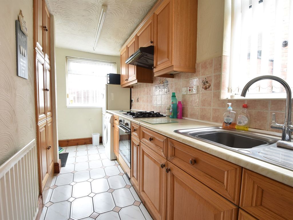 3 bed end terrace house for sale in City Road, Beeston NG9, £240,000