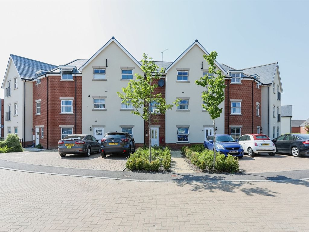 1 bed flat for sale in Heddle Road, Andover SP11, £130,000