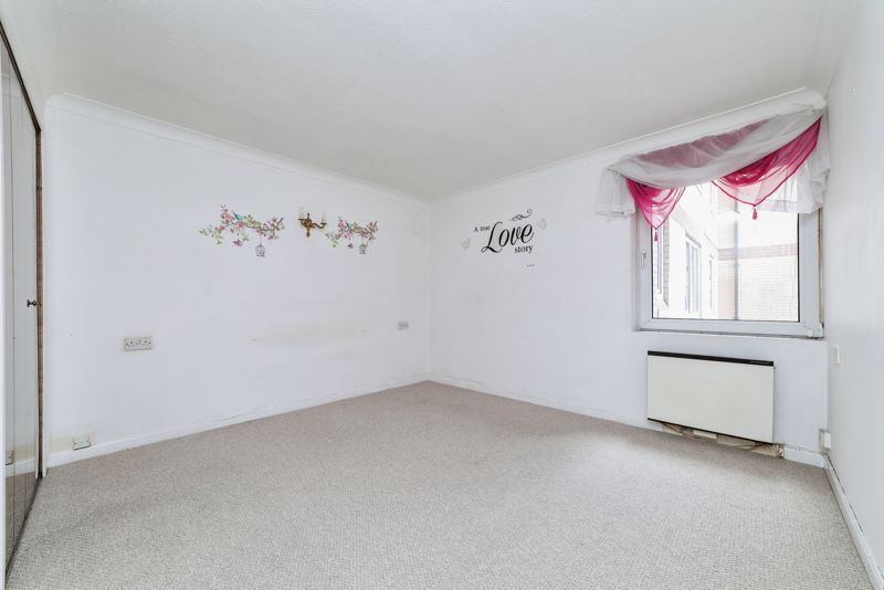 2 bed flat for sale in High Road, Loughton IG10, £240,000