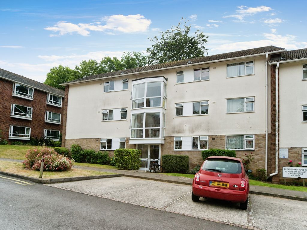 2 bed flat for sale in Cliveden Close, Brighton, East Sussex BN1, £150,000