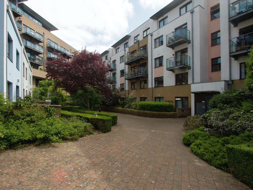 2 bed flat for sale in St. David Mews, Bristol BS1, £250,000