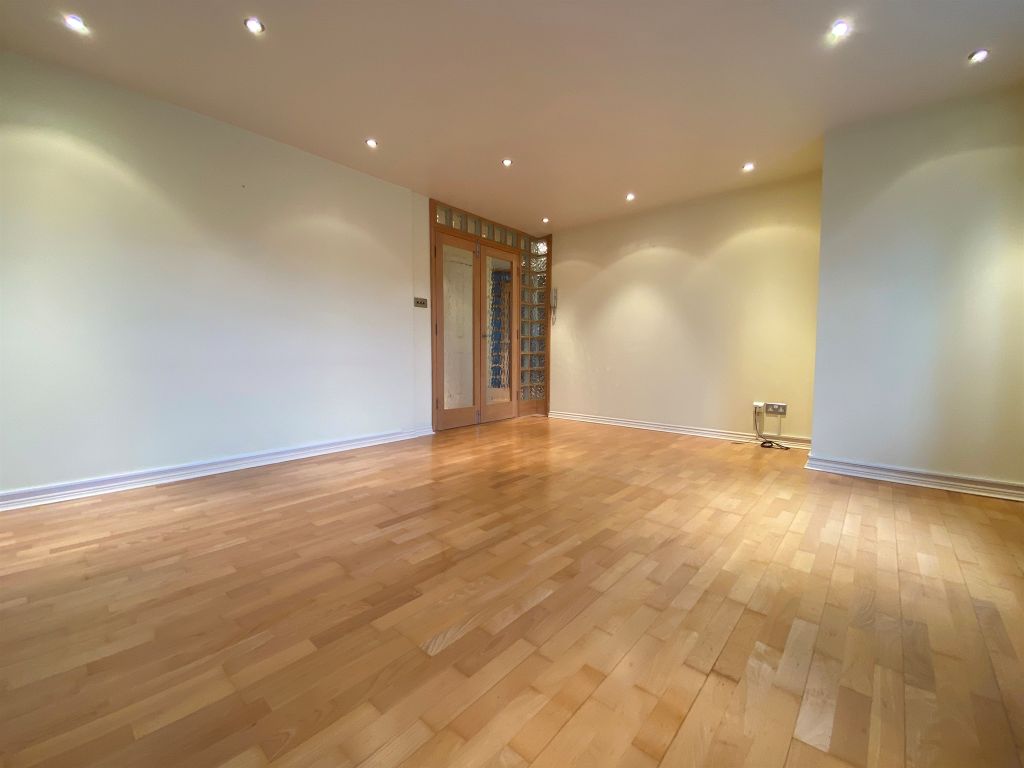 2 bed flat for sale in Kennet Green, Worcester WR5, £160,000