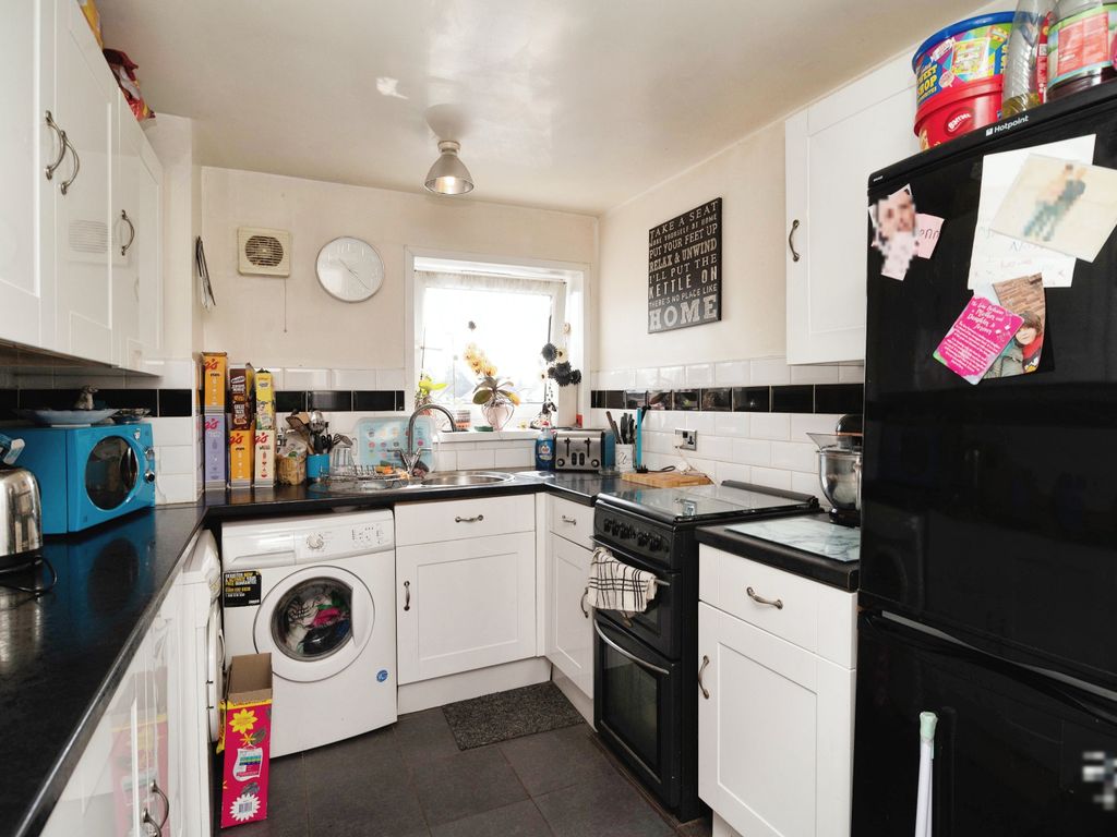 2 bed flat for sale in Rochford Garden Way, Rochford, Essex SS4, £170,000