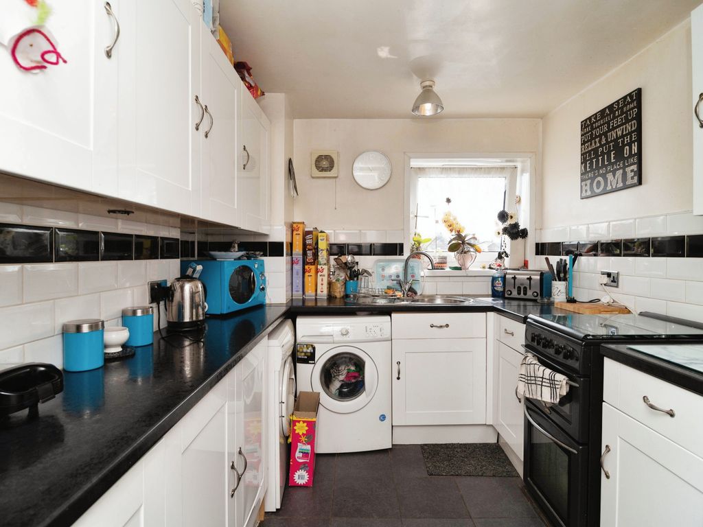 2 bed flat for sale in Rochford Garden Way, Rochford, Essex SS4, £170,000