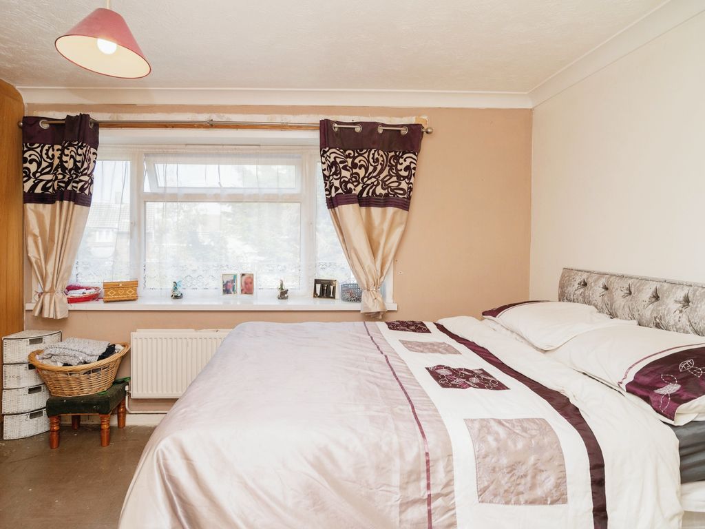 2 bed flat for sale in Rochford Garden Way, Rochford, Essex SS4, £170,000